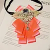 Banquete de Bodas para Hombre de Gama Alta Estilo Británico Lazo Flor de Pedrería Cuello Florido Corbata de Lazo Traje Formal Cuello Flotante Profesional Flor