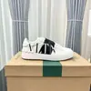 Nuevos Zapatos Deportivos Blancos Versátiles de Estilo Europeo de Primavera Zapatos Blancos Casuales de Lujo con Tachuelas Unisex de Caña Baja Zapatos Transfronterizos