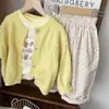 Conjunto de Ropa de Primavera para Niñas 2026 Nuevo Estilo Coreano de Primavera Suéter de Punto Elegante para Bebé Conjunto de Tres Piezas a la Moda para Niños