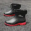 Botas de chuva masculinas da moda de cano curto, antiderrapantes, impermeáveis, adequadas para uso na cozinha, lavagem de carros e canteiros de obras; duráveis, resistentes à água e forradas para aquecimento.