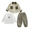 Traje de Verano para Niños de Comercio Exterior Camisa de Manga Corta 2025 Nuevo Bebé Mono Completo con Bolsillo de Solapa con Letras Conjunto de Tres Piezas