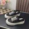 Zapatos blancos de malla con plataforma, slip-on, para mujer, estilo de verano fino, novedad 2026, transpirables, casuales, versátiles, zapatillas de lona para perezosos