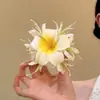 Nuevo Estilo Pinza para el Cabello de Flor de Frangipani Artificial para Mujer, Estilo Vacaciones en la Costa Pinza de Pico de Pato para Flequillo Lateral Pinza para el Cabello Accesorio para el Cabello