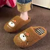 Pantuflas de oso de dibujos animados para el hogar con tacto suave para mujer, nuevas pantuflas de algodón cálido de felpa antideslizantes para interior para hombre, otoño e invierno 2026