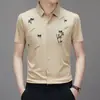 Camisa masculina de verão listrada de manga curta, moda casual masculina, camisa fina de manga meia-manga com estampa de folha de bambu sem amassar atacado