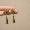 Pendientes vintage de borla dorada con sol, diseño de nicho, lujo ligero, estilo de mediados de siglo, pendientes de alta gama, elegantes y de tonos fríos