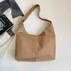 Bolsa tote coreana 2026 nova com rebites, grande capacidade, couro PU macio, bolsa versátil para o dia a dia, bolsa de ombro de moda nicho