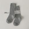 Calcetines infantiles nuevos para primavera y verano 2024 calcetines de moda de Corea del Sur color sólido negro blanco gris tres rayas AB calcetines de tubo para niños y niñas