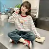 Camiseta de manga larga a rayas de algodón puro para niña, nuevo estilo primavera y otoño 2026, holgada y elegante, camiseta básica versátil para niños