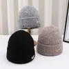 Gorro de Tricô Fashionável para Mulheres e Homens, Adequado para Outono e Inverno, com Proteção para as Orelhas e Características Quentes