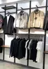 Estante de Exhibición de Acero Inoxidable Montado en la Pared Tienda de Ropa Colgante Vertical Colgante Lateral Escalera de Pilar A Pilar Ranura Tira Colgador Barra Transversal Barra Colgante Estante Combinado