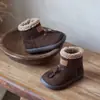 Botas Curtas de Veludo Infantil 2025 Inverno Novo Veludo Base Macia para Bebê Meninas Retrô Quente Moda Botas de Neve de Algodão