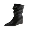 Botas Plataforma Anabela Plissadas Empilhadas Femininas 2026 Nova Outono Emagrecedoras Elegantes Francesas Bico Fino Botas Curtas para Mulheres Baixas Botas de Cavaleiro