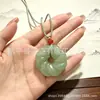 Pendente de flor de aventurina natural no atacado, pingente de fivela de paz torcida de aventurina cor de água clara, corrente para clavícula de jade