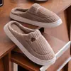 Qida Shun Novo Preço Especial Chinelos de Algodão para Casa Inverno Antiderrapante Solado Grosso Sapatos Masculinos e Femininos Chinelos de Algodão Quentes para Casa Atacado