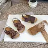 Sandalias Infantiles 2026 Verano Nuevo Estilo Sandalias Infantiles Estilo Coreano Retro Estampado de Leopardo Piel Nobuck Birkenstock Suela Suave para Niños y Niñas