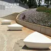 Design de banco com encosto de concreto artístico UHPC de formato irregular, banco duplo oval de pedra artificial, banco de cimento para exterior
