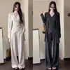 Conjunto estiloso de outono para mulheres: um conjunto chique de três peças, que emagrece e valoriza a silhueta, apresentando um top de alcinha, um cardigã e calças pantalona
