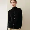 Suéter de cachemira pura 2026 nuevo estilo de invierno para mujer, de un solo pecho, multibotones, camisa base, estilo suave, color liso, suéter holgado y estilizado