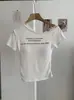 Camiseta Corta de Manga Corta con Hombro Asimétrico y Adorno de Encaje con Almohadillas en el Pecho para Mujer, Top Corto con Estampado de Letras 8511