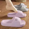 Chinelos femininos para casa para todas as estações, para usar em ambientes internos, antiderrapantes, silenciosos, resistentes a odores, sandálias masculinas de sola macia para banheiro de casal, banho