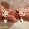 Pendientes de Flor de Perla Transfronterizos Europeos y Americanos para Mujer Nuevos Pendientes de Botón de Lujo Ligero Pendiente de Camelia
