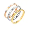 Anillo de acero inoxidable para mujer estilo lujo ligero para chicas en nicho alta joyería de lujo con incrustaciones de diamantes acero de titanio sin color joyería al por mayor