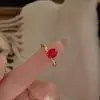 Anel Clássico de Coríndon Vermelho Sangue de Pombo Oval Cultivado para Mulheres, Elegante e Luxuoso, Versátil para o Dia a Dia, Pedra Preciosa Dourada para Mulheres