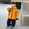 Chaqueta de Otoño para Niños 2026 Nuevo Modelo Cortavientos con Capucha Infantil Chaqueta Deportiva Elegante para Niños Atuendo de Otoño