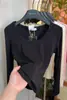 2026 Nueva Camiseta Casual de Manga Larga con Cuello en U Estilo Coreano Moda Ajustada Favorecedora de la Figura Elegante Versátil Top Básico para Mujer