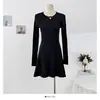 Vestido de Tricô com Gola Redonda e Manga Longa Estilo Coreano para Mulheres Outono Novo Slim Aparência Emagrecedora Saia Evasê Torcida Corda Torcida