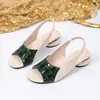 Sandálias de Moda com Salto Bloco Peep-Toe de Uma Tira Femininas Tamanho Grande para Comércio Exterior Verão 2026 Sandálias Femininas com Bloqueio de Cor Tamanho Grande para Comércio Exterior