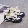 Tênis infantis da moda 2026 outono inicial nova cor em blocos leve cano baixo tênis de treino alemão para meninos e meninas tênis esportivos