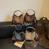 Bolso de mano moderno y versátil para mujer de estilo coreano con estampado de lichi, perfecto para otoño, con un diseño sencillo, cuero suave y un aspecto sofisticado, adecuado para el trabajo y se puede llevar como bolso de hombro o bolso cruzado.