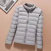 Jaqueta acolchoada de algodão com plumas leve e sem costura, nova para outono e inverno de 2023, curta, com capuz, moda coreana, slim, fina, casaco feminino
