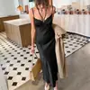 Vestido Longo Elegante e Versátil para o Trabalho, Afina a Cintura e Emagrece, Vestido Elegante com Acabamento em Renda, Vestido Feminino com Alça Halter