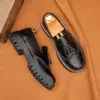 Zapatos Casuales Brogue Tallados de Charol para Hombre Talla Grande Europea y Americana Zapatos de Piel Puntiagudos Dorados Zapatos Slip-On Británicos para Hombre