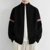 Jaqueta suéter cardigan de tricô com blocos de cor listrados para homens, outono e inverno de 2026, cardigan estilo americano com gola alta, espessado com um toque de alta qualidade