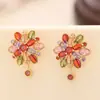 Pendientes de Cobre Chapados en Oro con Colgante de Flor de Circonita de Colores, Pendientes de Lujo Ligero con un Toque Europeo y Americano de Alta Gama, Personalizables al por Mayor