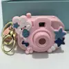 Brinquedo Infantil Luminoso de Desenho Animado Mini Câmera de Projeção Chaveiro Pingente para Mochila Feminina Boneca de Câmera Pequena Criativa