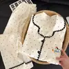 Pijama a cuadros amarillo y blanco con encaje azul para mujer, hecho de algodón nube, corte holgado, talla grande, con botones rojos, cuello de solapa, mangas largas y pantalones largos, conjunto de ropa para el hogar