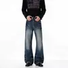 Estilo punk americano, Y2K leve, detalhes de rebite, azul mar profundo, lavagem desgastada, efeito olho de gato, perna reta, levemente flare, jeans, unissex