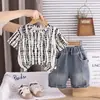 Conjunto de Verão para Meninos, Estiloso e Moderno, Novo Modelo 2026, Conjunto Casual de Duas Peças com Camiseta Irregular e Shorts Jeans para Crianças
