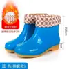 Botas de lluvia cortas elegantes, forradas de polar y acolchadas, zapatos de cocina antideslizantes e impermeables, botas de agua para mujeres, estudiantes y adultos, zapatos de goma cálidos de invierno