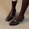 Primer encuentro estilo Ji Yinglun punta cuadrada temperamento tacón grueso mocasines hebilla slip-on versátiles para commuting retro zapatos pequeños de cuero