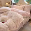 Juego de cuatro piezas de terciopelo de leche bordado tridimensional de alta densidad para invierno, grado A, más un juego de tres piezas de franela espesa y cálida.