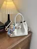 Nova Bolsa Saco de Nicho Estilo Coreano 2026 para Mulheres, Bolsa Transversal com Padrão de Lichia, Bolsa de Mão de Luxo com Pingente de Boneca Fofa