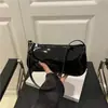 Bolsa de Couro Patente Brilhante para Axila Feminina 2026 Nova Bolsa de Ombro Único Transversal Simples Moda Nicho Versátil Bolsa de Mão Feminina