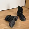 Fivela de Cinto Estilo Doce e Cool Botas de Cano Curto Cavaleiro de Solado Grosso Femininas Estilo Outono/Inverno 2026 Botas Martinas com Meia-Calça para Baixinhas Alargadoras Emagrecimento
