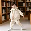 Conjunto de Ropa Gruesa de Invierno para Niños y Niñas 2027 Nuevo Modelo Chaqueta de Algodón Gruesa de Invierno para Niños y Niñas y Chaleco Conjunto de Tres Piezas Ropa de Bebé